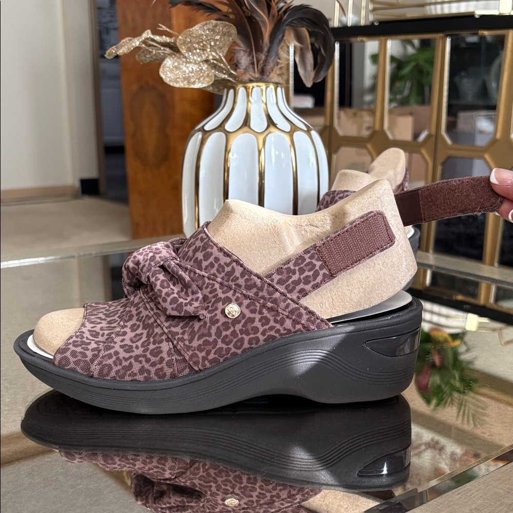Bzees Leopard Print Slingback Sandals - Brown NWOT - Picture 4 of 9